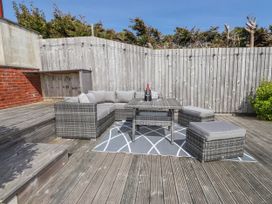 An outdoor seating area with furniture and a table at Bigting in Rhosneigr
