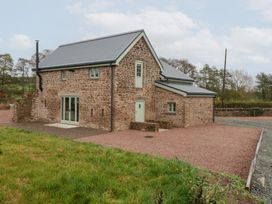 A house with stone exterior and yard at Velindra Farm Cottage in Hereford
