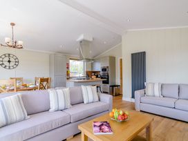 A living room with a sofa and coffee table at The Alwalton in Kings Cliffe