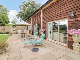 A garden with deck chairs and a dining table at Lake View in Crediton