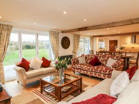 A living room with sofas and a dining area at Lake View in Crediton