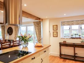 A kitchen with a stove and dining area at Lake View in Crediton