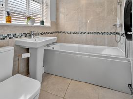 A bathroom featuring a sink, bathtub, and toilet at Windsor House in York
