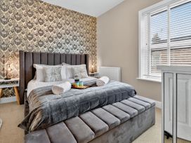 A bedroom with a bed and bedside tables at Windsor House in York