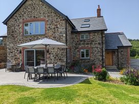 A garden with a table and chairs near the house at Knowle House Okehampton