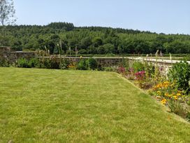 A garden with grass and flowers at Knowle House in Okehampton