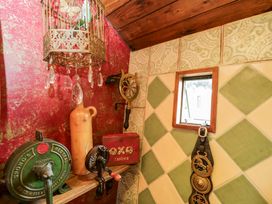 A kitchen with vintage decor and ceramic tiles at The Gypsy Caravan in Marlborough