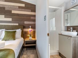 A bedroom with a bed and shower at Kinder Spa Carlton Miniott near Thirsk