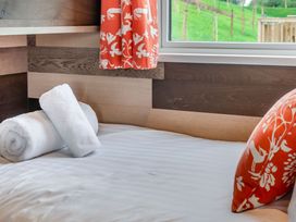 A bedroom with a bed and towels at Kinder Spa (Pet) Carlton Miniott near Thirsk