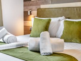 A bedroom with bedding and towels at Kinder Spa (Pet) Carlton Miniott near Thirsk