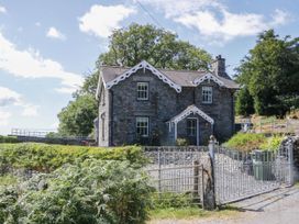 A house with a garden and a gate at Cragg Cottage in Coniston