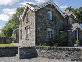 A house with stone walls and garden at Cragg Cottage in Coniston