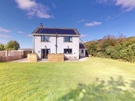 A house with garden and outdoor seating at Low Greenlands House Tewitfield