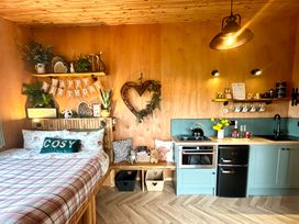 A studio with a bed and kitchenette at Harriet in Llangurig