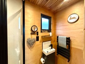 A bathroom with a sink and mirror at Harriet in Llangurig