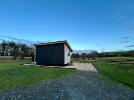 A cabin viewed from the side in an outdoor area at Harriet in Llangurig