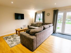 A living room with a sofa and coffee table at Aspen Lodge in Brigg