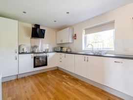 A kitchen with oven and sink at Aspen Lodge near Brigg