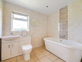 A bathroom with a bathtub and sink at Aspen Lodge Near Brigg
