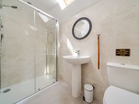 A bathroom with a shower, sink, and toilet at Aspen Lodge Near Brigg
