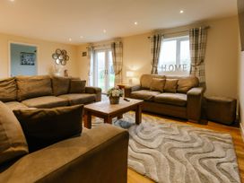 A living room with sofas and a coffee table at Sage Lodge in Brigg