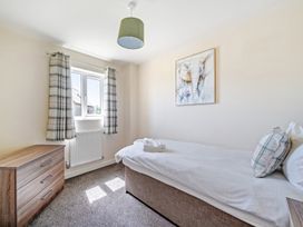 A bedroom with a single bed and chest of drawers at Sage Lodge Near Brigg