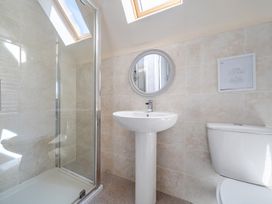 A bathroom with a shower, sink, and toilet at Sage Lodge Near Brigg