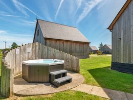 An outdoor area with a hot tub and steps at Sage Lodge near Brigg