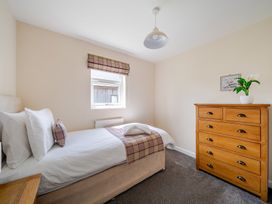 A bedroom with a single bed and dresser at Paddington Lodge near Brigg