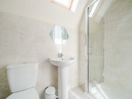 A bathroom featuring a toilet, sink, and shower at Paddington Lodge near Brigg
