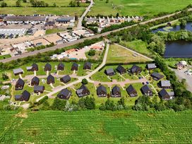 A view of cabins and greenery at Charcoal Lodge in Brigg