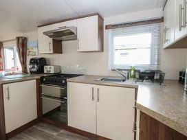 A kitchen with an oven and sink at 46 Foxburrow Hang in Great Yarmouth