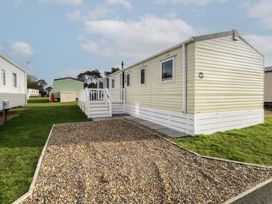 A mobile home with gravel path and grass at 46 Foxburrow Hang in Great Yarmouth