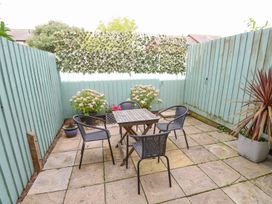 A garden with a table and chairs at Poole Quay Cottage in Poole