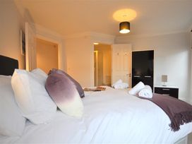 A bedroom with towels and pillows at Old Harbour View in Weymouth