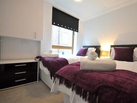 A bedroom with twin beds and a window at Old Harbour View in Weymouth