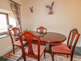 A dining room with table and chairs at Camellia Cottage in Bodmin