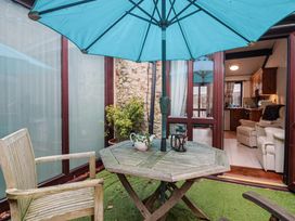 A garden area with a table and chairs at Apple Cottage in Whitchurch Canonicorum