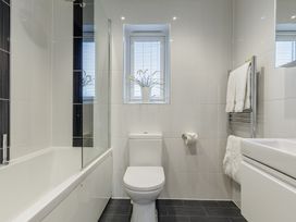 A bathroom with a bathtub, toilet, and sink at Signature Lodge Pet 4 Portreath