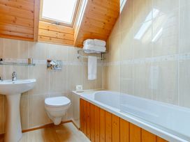 A bathroom with a bath tub and sink at Scandinavian Assisted Living – Pet in Portreath