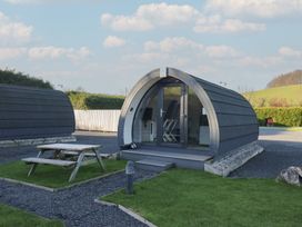 A pod with a picnic table and grass area at Pod 5 (Pet Friendly) Tewitfield