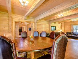 A dining room with a wooden table and chairs at Foresters Spa Plus (Pet) in Dundee