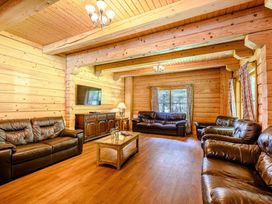 A living room with sofas and a television at Foresters Spa Plus (Pet) in Dundee