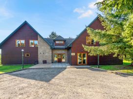 A house with a front door and driveway at The Braveheart (Pet) Dundee