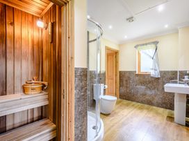 A bathroom with a sauna and shower at Muirloch Spa Plus in Dundee