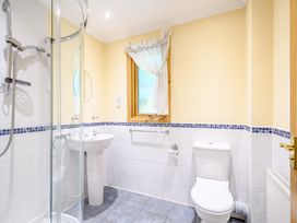 A bathroom with a shower, toilet, and sink at Barnard Lodge (Pet) in Dundee