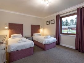 A bedroom with two single beds at Raeburn Premier Spa Dundee