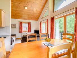 A dining area with a table and chairs at Osprey Lodge in Dundee