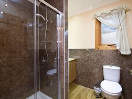 A bathroom with a shower, toilet, and sink at Osprey Spa (Pet) Dundee