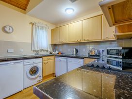 A kitchen with appliances and countertops at Osprey Lodge (Pet) Dundee